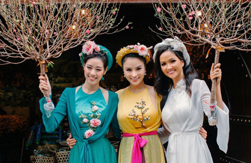 Hoa hậu H’Hen Niê, Khánh Vân cùng dàn mỹ nhân Việt diện áo tứ thân dự tiệc Xuân của Vũ Thu Phương