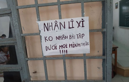 Gần Tết, các bạn học sinh to gan treo “tối hậu thư” trước lớp để nhắc khéo cô giáo khiến dân mạng vừa cười vừa đồng cảm