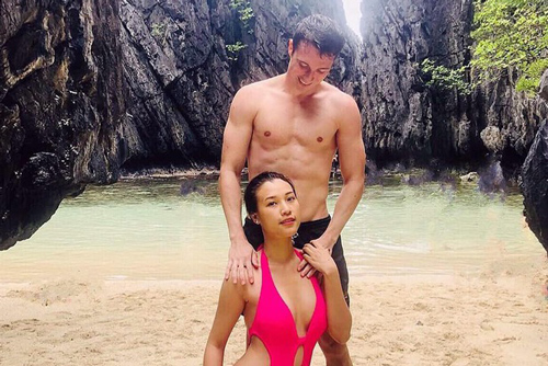 MC Hoàng Oanh tung ảnh khoe dáng nóng bỏng lấy động lực giảm cân, dân tình chỉ dán mắt vào body anh chồng Tây