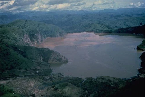 "Hồ tử thần" Nyos nổi tiếng Cameroon là vùng đất nguy hiểm trên thế giới. Nguyên do là bởi nơi đây từng diễn ra một thảm kịch rùng rợn khiến hơn 1.700 chết.