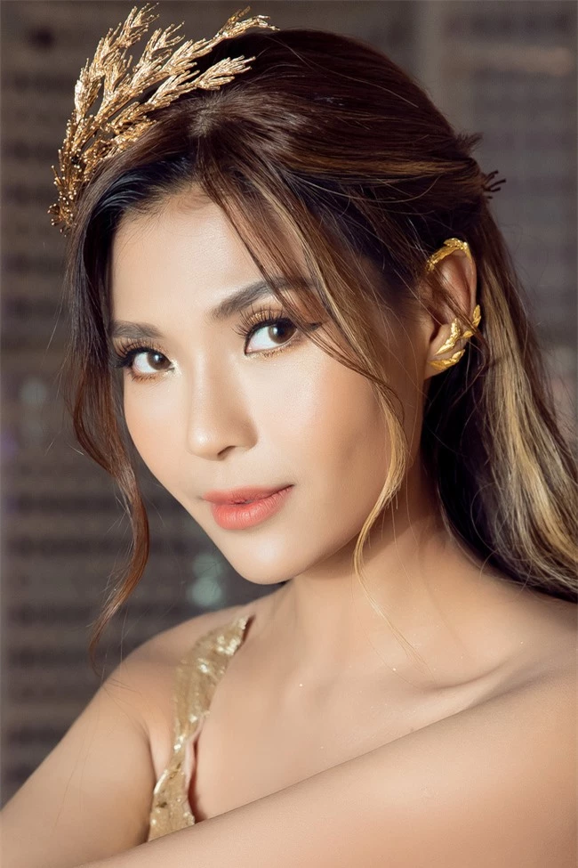 Thúy Diễm khóc thét vì da cháy nắng đen sạm, Lương Thế Thành vẫn ôm hôn không ngừng - Ảnh 3. Thúy Diễm khóc thét vì da cháy nắng đen sạm, Lương Thế Thành vẫn ôm hôn không ngừng - Ảnh 3.