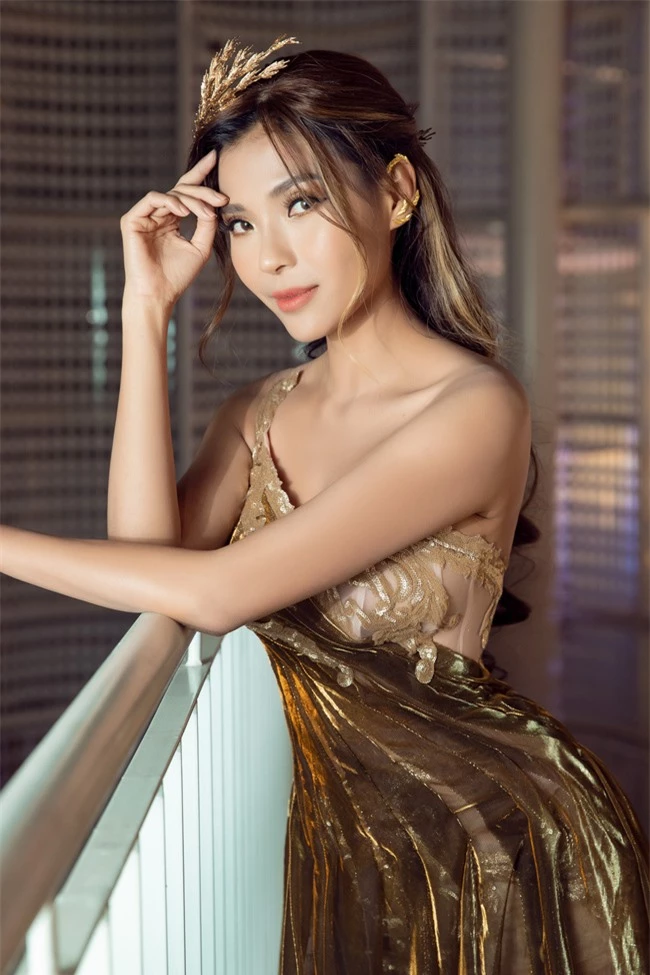 Thúy Diễm khóc thét vì da cháy nắng đen sạm, Lương Thế Thành vẫn ôm hôn không ngừng - Ảnh 4. Thúy Diễm khóc thét vì da cháy nắng đen sạm, Lương Thế Thành vẫn ôm hôn không ngừng - Ảnh 4.