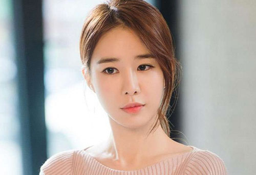 Vừa mở cửa xe thấy em đồng nghiệp của chồng chễm chệ ghế trước, tôi nóng máu nhưng vẫn phải giả thân rồi "phản đòn" khiến họ im re