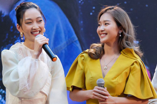 Khả Ngân gây chú ý với nhan sắc rực rỡ, hát live ngẫu hứng với "mỹ nữ The Voice"