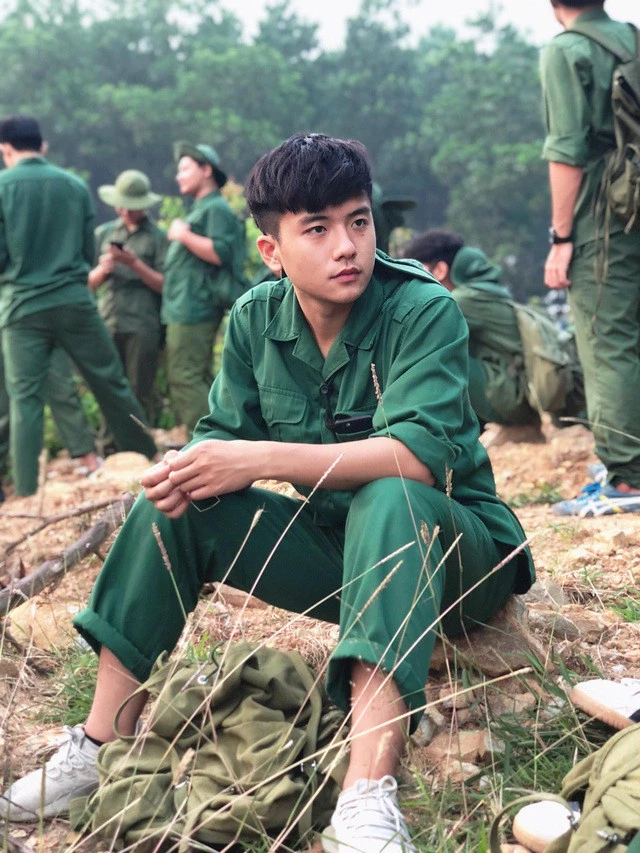 " Hot boy quân sự" là biệt danh mà Ngô Việt Hoàng (SN 2000, quê Quảng Ninh) được cộng đồng mạng đặt cho sau khi bức ảnh mặc đồng phục quân sự quá đỗi đẹp trai của chàng được đăng tải trên mạng xã hội.
