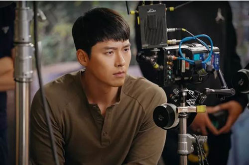 Hyun Bin đầy đăm chiêu trên phim trường Crash Landing On You