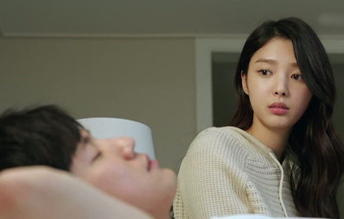 Biết chồng có con riêng bên ngoài, vợ trẻ chẳng những không đánh ghen mà còn làm hành động khiến ai cũng ngỡ ngàng