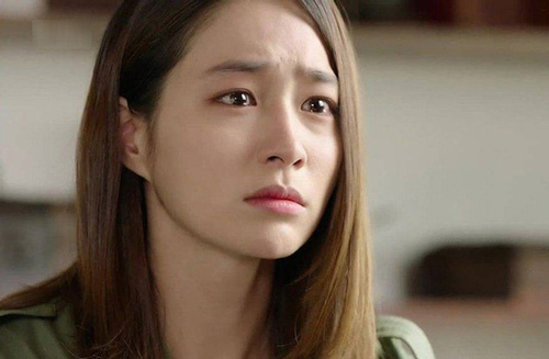 Vợ kêu ở nhà với mẹ chồng ngột ngạt nên cứ cuối tuần là "xách" con sang cô bạn thân chơi, đến lúc chồng vô tình thấy cảnh nóng trước mặt mới té ngửa