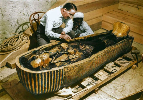 Vào năm 1922, nhà khảo cổ Howard Carter và các cộng sự tìm thấy lăng mộ của Tutankhamun - pharaoh vĩ đại nhất Ai Cập cổ đại tại Thung lũng các vị vua Ai Cập.