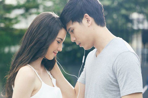 Đêm tân hôn mẹ đuổi anh ra ngoài, khăng khăng mang chăn gối vào ngủ với tôi