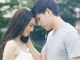Đêm tân hôn mẹ đuổi anh ra ngoài, khăng khăng mang chăn gối vào ngủ với tôi