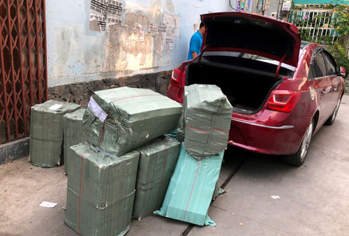 TP.HCM: Ô tô chở thuốc lá lậu tông sập cửa nhà để tẩu thoát