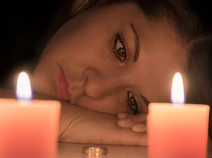 Vừa bước đến cổng nhà con dâu, tôi tái mét mặt khi nhìn thấy vợ chồng thông gia