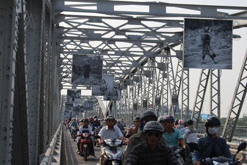 Loạt ảnh của người Pháp về Việt Nam trên cầu Tràng Tiền