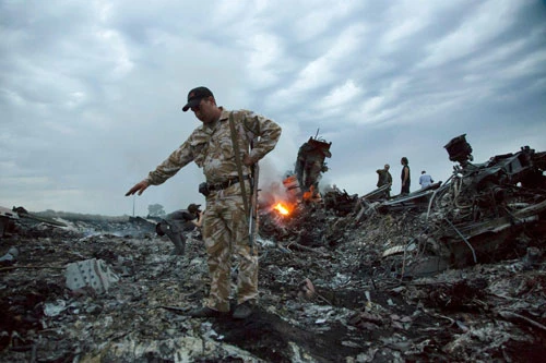 Đầu tiên và cũng là gần đây nhất chính là vụ rơi máy bay mang số hiệu MH17 của Hãng hàng không Malaysia khi bay trên bầu trời Ukraine. Nguồn ảnh: BI.