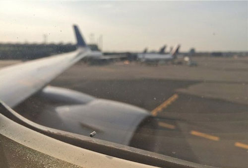 Vì sao lại có lỗ bé xíu trên cửa sổ máy bay?