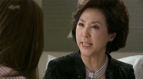 Chiếc xe đạp điện mua cho mẹ đẻ và lời đay nghiến "có chết không quên" của mẹ chồng