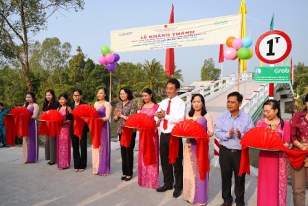 Khánh thành công trình cầu Phú Thạnh A và trao 200 suất học bổng cho trẻ em có hoàn cảnh khó khăn của tỉnh Vĩnh Long