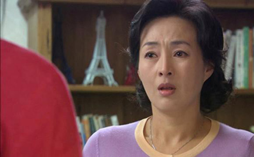 Nhiều lần bắt gặp mẹ chồng đi chân đất đến trường đón cháu khiến tôi tức điên nhưng đến khi biết sự thật thì đã quá muộn