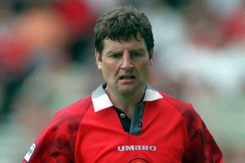 Hậu vệ trái: Denis Irwin (M.U).