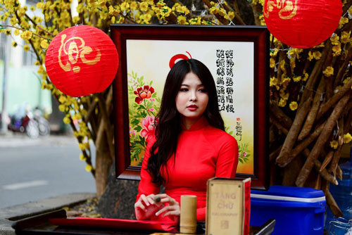 Bà đồ xinh như hot girl viết thư pháp trên phố Sài Gòn