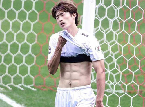 Tiền đạo U23 Hàn Quốc có cơ bụng 6 múi, đẹp như diễn viên điện ảnh