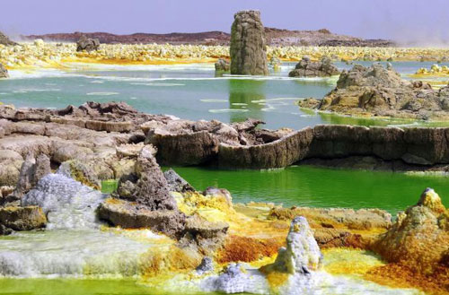 Kỳ lạ khu vực đầy nước, màu sắc đẹp mắt nhưng không sinh vật nào sống nổi