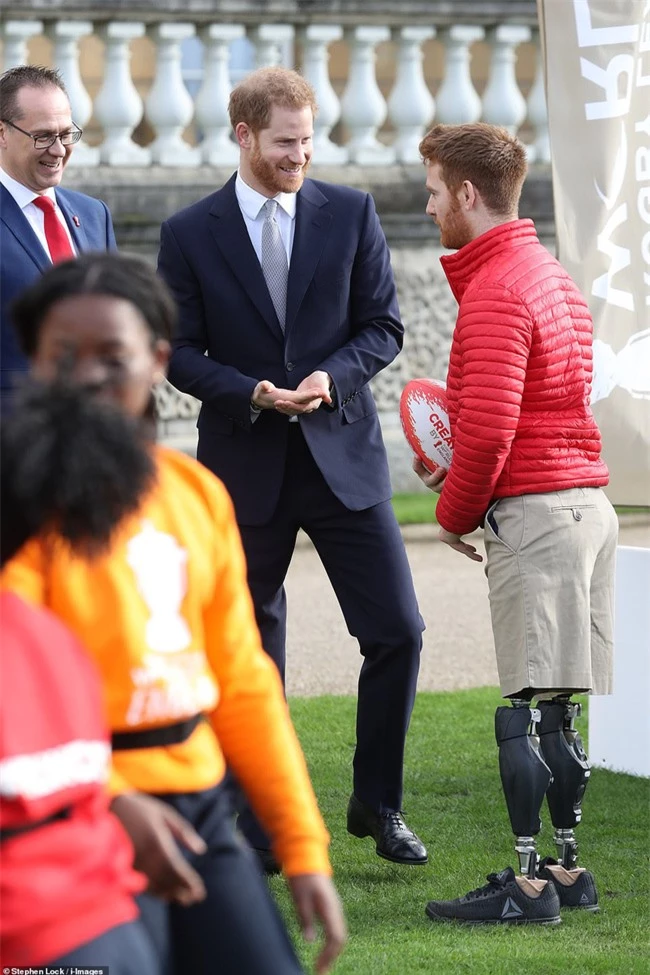 Hoàng tử Harry lần đầu xuất hiện sau khi tuyên bố rời hoàng gia với vẻ mặt bất thường và phớt lờ truyền thông - Ảnh 3.
