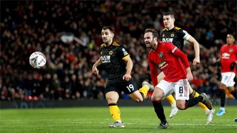 Mata (áo đỏ) là người ghi bàn thắng duy nhất để giúp Man United thắp lên tự tin trước trận gặp Liverpool