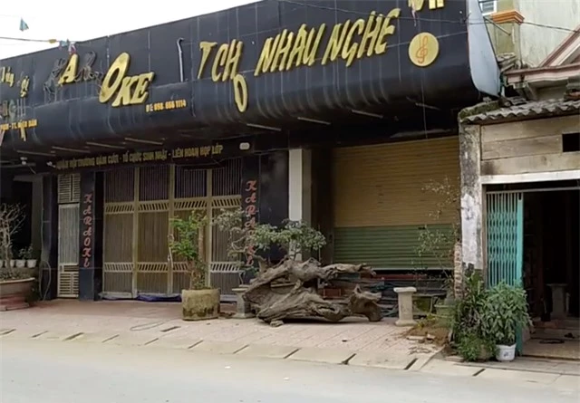 Phá sới bạc khủng trong quán karaoke, bắt giữ hơn 100 người - 1