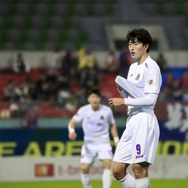 Tiền đạo U23 Hàn Quốc có cơ bụng 6 múi, đẹp như diễn viên điện ảnh - 3