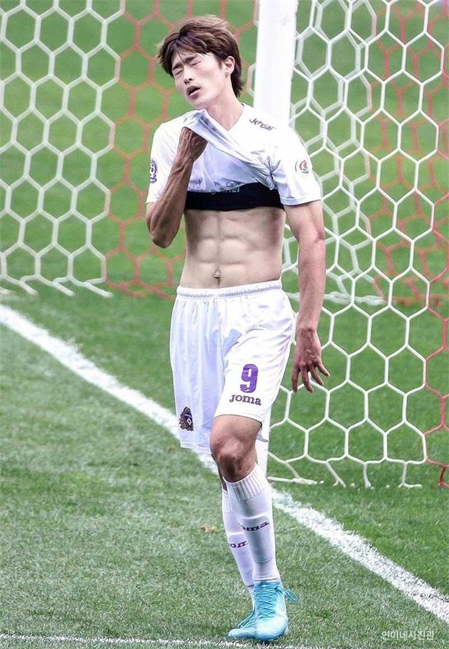 Tiền đạo U23 Hàn Quốc với cơ bụng 6 múi cực kỳ nóng bỏng đã trở thành nỗi ám ảnh của không ít fan hâm mộ bóng đá. Hãy xem bức ảnh này để khám phá thêm về vẻ đẹp hoàn hảo của anh chàng này.