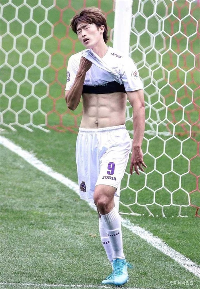 Tiền đạo U23 Hàn Quốc có cơ bụng 6 múi, đẹp như diễn viên điện ảnh - 4