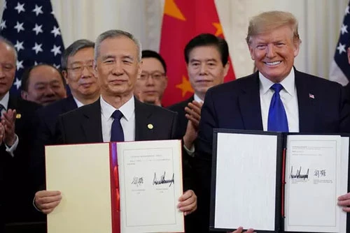 Tổng thống Mỹ Donald Trump (phải) và Phó Thủ tướng Trung Quốc Lưu Hạc (trái) ký thỏa thuận thương mại giai đoạn 1 giữa hai nước tại Nhà Trắng ngày 15/1/2020. (Ảnh: Reuters)