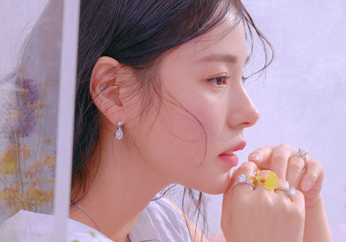 Thấy cuốn sổ trên mặt bàn phòng khách, tôi biết ngay là chuyện đã bị bại lộ nhưng không ngờ cuộc họp gia đình đêm ấy, mẹ chồng lại dùng nước mắt đề nghị tôi một việc lớn như vậy