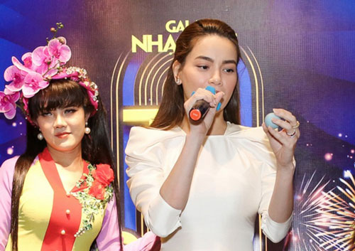 Hồ Ngọc Hà ngại ngùng khi hát lô tô cùng đoàn nghệ sĩ chuyên nghiệp