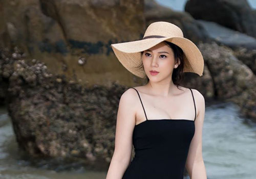 "Gà cưng" một thời của Khắc Tiệp đã 2 con vẫn gợi cảm vô đối