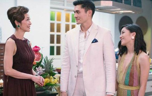 Con dâu vừa xách túi về tới cổng, mẹ chồng đã trách móc: "Lại trắng tay về ăn Tết đấy", ngờ đâu cô cười tươi chỉ chiếc xe đi phía sau khiến bà choáng váng