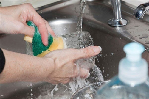 Những sai lầm độc khủng khiếp khi rửa bát ngày Tết, nhà nào đang mắc phải bỏ ngay