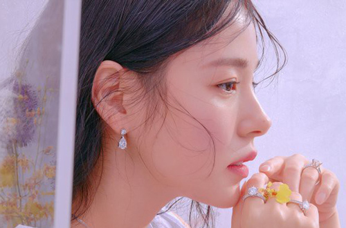 Thấy cuốn sổ trên mặt bàn phòng khách, tôi biết ngay là chuyện đã bị bại lộ nhưng không ngờ cuộc họp gia đình đêm ấy, mẹ chồng lại dùng nước mắt đề nghị tôi một việc lớn như vậy