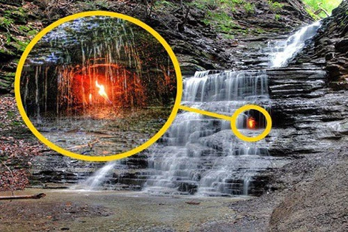 Hàng năm, nhiều du khách ghé thăm Khu bảo tồn Shale Creek thuộc công viên Chestnut Ridge, New York, Mỹ đều không thể bỏ qua thác nước bên trong có ngọn lửa cháy mãi không tắt.
