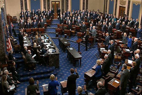 Cảnh lễ tuyên thệ tại Thượng viện Mỹ cho phiên xử luận tội TT Trump. (Ảnh: AP)