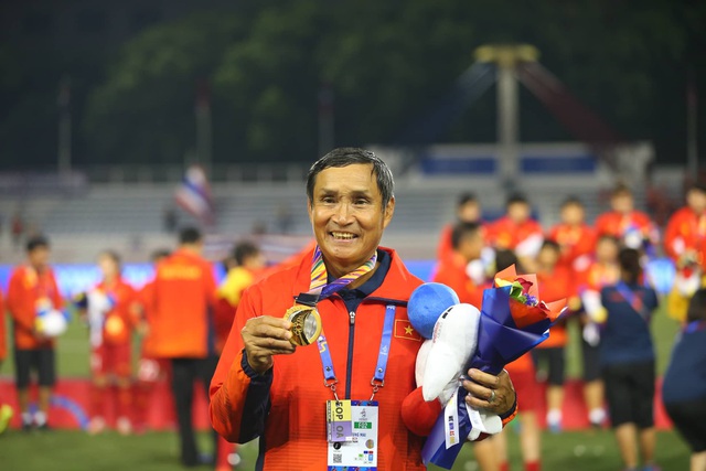 HLV Mai Đức Chung cho biết việc chia thưởng có sự thống nhất của BHL và ban cán sự đội tuyển bóng đá nữ Việt Nam (ảnh: T.Đ)