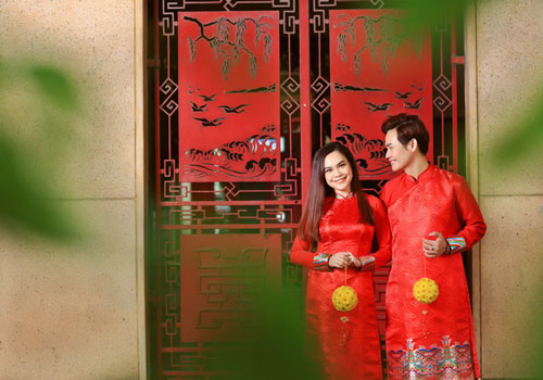 MC Hồng Phúc diện áo dài chụp ảnh xuân cùng bà xã Quỳnh Phượng và hai con