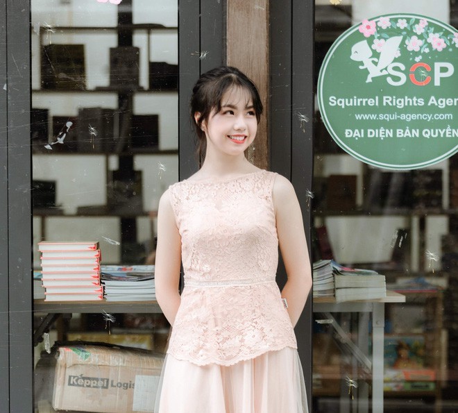 Dù bị chụp lén, nữ giảng viên Kinh tế Quốc dân vẫn ngời ngời thần thái