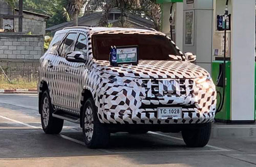 Toyota Fortuner phiên bản nâng cấp mới lộ diện khi đang chạy thử trên đường