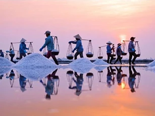 Ngắm 'mùa muối Việt' tuyệt đẹp trên National Geographic