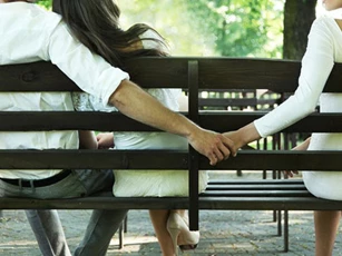 Vẫn yêu chồng dù phát hiện anh nhiều lần lăng nhăng