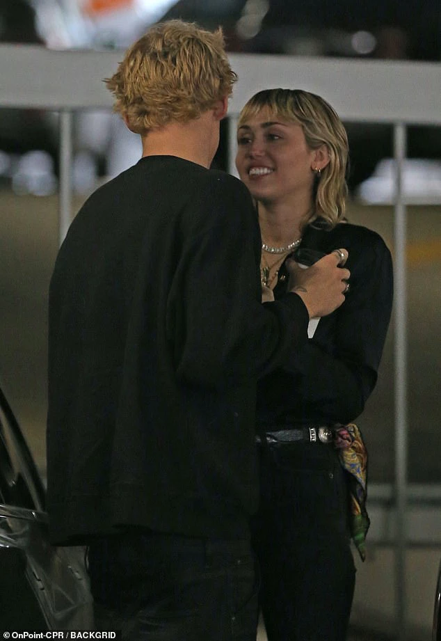 Miley Cyrus và bạn trai kém 5 tuổi tình tứ trên đường phố Los Angeles.