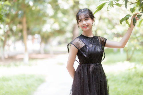 Dù bị "chụp lén" nữ giảng viên Kinh tế Quốc dân vẫn ngời ngời thần thái